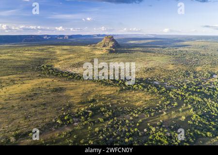 Drohnenansicht der Savannenvegetation und Felsformation im Nationalpark Chapada das Mesas - Stockfoto