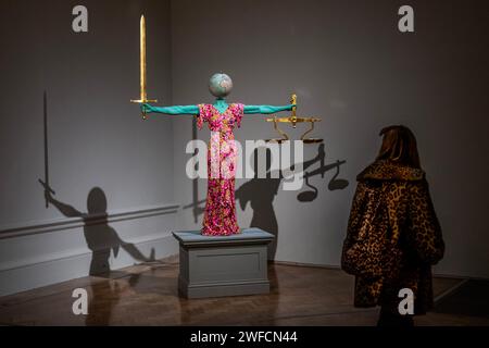 London, Großbritannien. 30. Januar 2024. Yinka Shonibare, Justice for All, 2019 - die neue Ausstellung Verstrickte Pasten: 1768-Now: Art, Colonialism and Change, an der Royal Academy of Arts. Die Nutzung muss diese Ausstellung erwähnen. Die Ausstellung findet vom 3. Februar bis 28. April 2024 statt. Guy Bell/Alamy Live News Stockfoto
