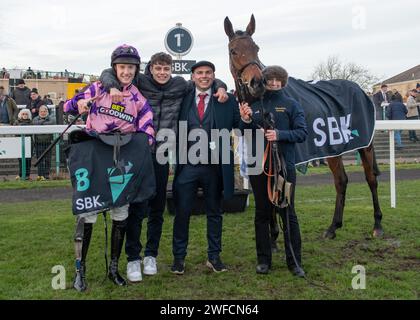 Invictus gewinnt am 27. Januar 2024 für Chris Gordon und Freddie gordon die Great Yorkshire Handicap Chase (Premier Handicap) in Doncaster Stockfoto