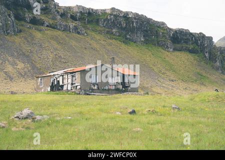 Verlassenes Gebäude oder Schuppen im ländlichen Island im Sommer Stockfoto