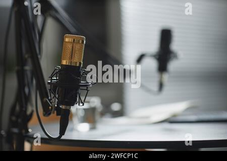 Professionelle Mikrofone im Podcast-Raum Stockfoto