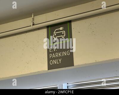 Schild nur für Elektrofahrzeuge (EV) Parken auf der City Center Bishop Ranch, San Ramon, Kalifornien, 31. Oktober 2023. Stockfoto