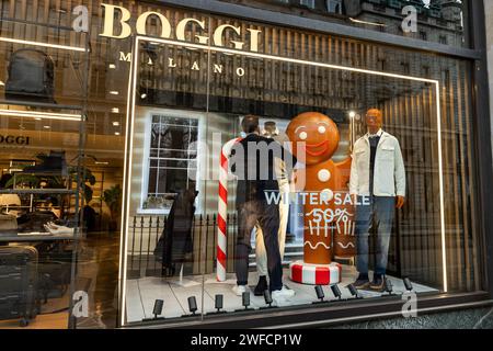 London, Großbritannien. Januar 2024. Ein Mann kleidet ein Fenster in einem luxuriösen Herrenmode-Geschäft in der Regent Street. Quelle: Mark Kerrison/Alamy Live News Stockfoto