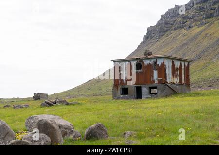 Verlassenes Gebäude oder Schuppen im ländlichen Island im Sommer Stockfoto