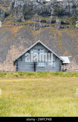 Verlassenes Gebäude oder Schuppen im ländlichen Island im Sommer Stockfoto