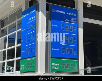 Preisschild für Chevron Tankstelle mit aktuellen Kraftstoffkosten für reguläre, Plus-, Supreme- und Dieselkraftstoffe an einem sonnigen Tag, Lafayette, Kalifornien, 8. Oktober 2023. Stockfoto