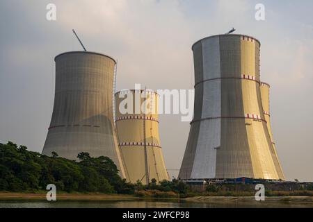 Kühltürme des Kernkraftwerks. Stockfoto