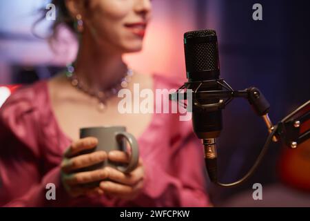 Professionelles Mikrofon in Podcast Studio Stockfoto