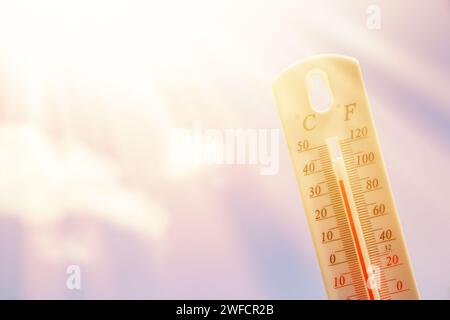 Thermometer. Sommerhitze oder Klimaschutzkonzept Stockfoto