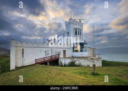 Der Leuchtturm in Point Lynas, Isle of Anglesey, Nordwales Stockfoto