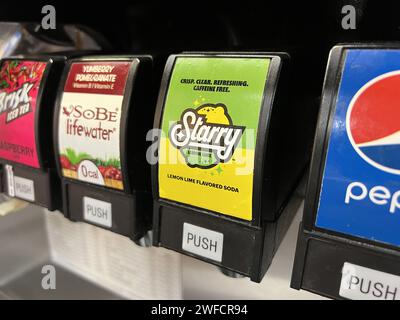 Nahaufnahme verschiedener Getränkeautomaten der Marken Starry und Pepsi in einem Restaurant in Dublin, Kalifornien, 11. August 2023. Stockfoto