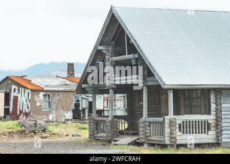 East Fjords, Island - 6. Juli 2023: Verlassene Gebäude und Blockhütte im ländlichen Island Stockfoto