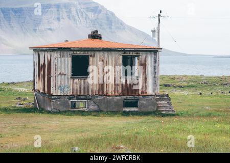East Fjords, Island - 6. Juli 2023: Verlassene Gebäude und Blockhütte im ländlichen Island Stockfoto