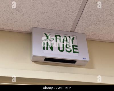 Beleuchtetes Schild „X-RAY IN USE“ an einer Wand montiert, Walnut Creek, Kalifornien, 24. Juli 2023. Stockfoto