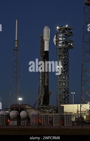 Eine SpaceX Falcon 9-Rakete ist bereit, den Northrup Grumman Cygnus Cargo-Frachter auf der Mission NG-20 für die NASA vom Launch Complex 40 auf der Cape Canaveral Space Force Station, Florida, am Dienstag, den 30. Januar 2024 zur Internationalen Raumstation zu starten. .Foto von Joe Marino/UPI Stockfoto