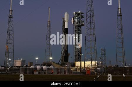 Eine SpaceX Falcon 9-Rakete ist bereit, den Northrup Grumman Cygnus Cargo-Frachter auf der Mission NG-20 für die NASA vom Launch Complex 40 auf der Cape Canaveral Space Force Station, Florida, am Dienstag, den 30. Januar 2024 zur Internationalen Raumstation zu starten. .Foto von Joe Marino/UPI Stockfoto