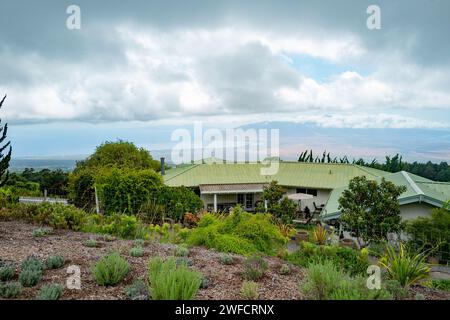 Aus der Vogelperspektive auf die Gebäude und das Upcountry, mit Wailea in der Ferne, auf der Ali'i Kula Lavender Farm auf Maui, Kula, Hawaii, 17. Juli 2023. Stockfoto