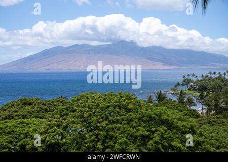 Luftaufnahme von Wailea Beach mit den West Maui Mountains in der Ferne, Maui, Kihei, Hawaii, 15. Juli, 2023. Stockfoto