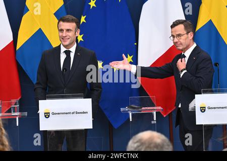 Stockholm, Schweden. 30. Januar 2024. STOCKHOLM, SCHWEDEN 20240130der französische Präsident Emmanuel Macron und Premierminister Ulf Kristersson halten nach Beratungen in Rosenbad eine Pressekonferenz ab. Präsident Emmanuel Macron und seine Frau Brigitte sind zu einem zweitägigen Staatsbesuch in Schweden. Foto: Claudio Bresciani/TT/Code 10090 Credit: TT News Agency/Alamy Live News Stockfoto