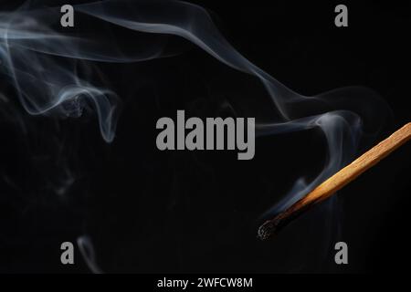Rauch von einem Streichholz, das gerade rausgebracht wurde, isoliert auf schwarzem Hintergrund. Stockfoto
