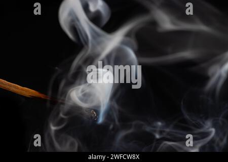 Rauch von einem Streichholz, das gerade rausgebracht wurde, isoliert auf schwarzem Hintergrund. Stockfoto