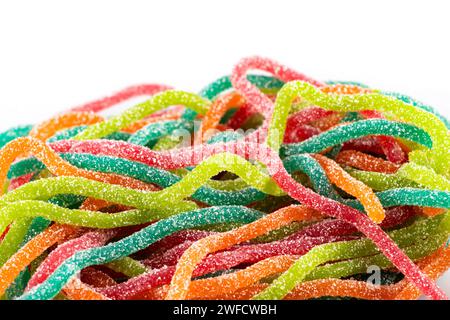 Bunte Gelee-Bonbons in Form der mit Zucker bestreuten Spaghetti. Nahaufnahme. Stockfoto