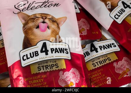 Dnipro, Ukraine - 18. August 2023: Katzenfutter der Marke Club 4 Paws Premium Selection. Stockfoto