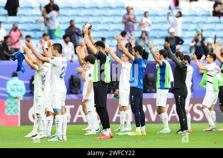 Doha, Katar. 30. Januar 2024. Mitglieder des Teams Usbekistan begrüßen ihre Fans nach dem Achtelfinale zwischen Usbekistan und Thailand beim AFC Asiencup Qatar 2023 in Doha, Katar, 30. Januar 2024. Quelle: Ding Ting/Xinhua/Alamy Live News Stockfoto