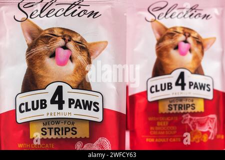 Dnipro, Ukraine - 18. August 2023: Katzenfutter der Marke Club 4 Paws Premium Selection. Stockfoto