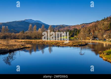 Der Fluss Teith bei Callander mit einem schneebedeckten Ben Ledi, Trossachs, Stirling, Schottland Stockfoto