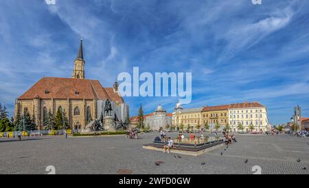 CLUJ-NAPOCA, TRANSSILVANIEN, RUMÄNIEN - 20. SEPTEMBER 2020: Blick auf den Union Square, den größten Platz der Stadt und einen der größten in Rumänien. Stockfoto