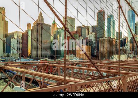 NEW YORK, USA - 9. MÄRZ 2020: Blick von der Brooklyn Bridge im Nachmittagslicht mit den Wolkenkratzern von Manhattan. Stockfoto