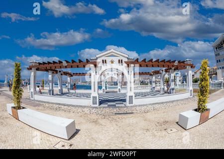 BENIDORM, SPANIEN - 13. AUGUST 2020: Blick vom Balkon auf das Mittelmeer, Mirador del Castillo, Aussichtspunkt am Mittelmeer in Alicante. Stockfoto