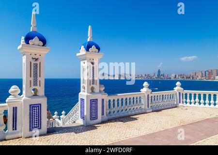 BENIDORM, SPANIEN - 13. AUGUST 2020: Blick auf die Wolkenkratzer der Stadt vom Balkon des Mittelmeers, Mirador del Castillo, mediterraner Aussichtspunkt Stockfoto