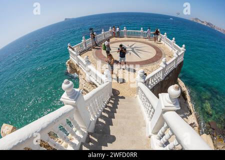 BENIDORM, SPANIEN - 13. AUGUST 2020: Blick vom Balkon des mediterranen Balco del Mediterrani, einer 23 m hohen Klippe an der Rambla Nova von Tarragona. Stockfoto