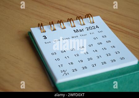 Nahaufnahme des Kalenders März 2024 auf Holzschreibtisch. Kalenderkonzept. Stockfoto
