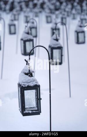 Gruppe leerer Laternen auf einem Friedhof im Winter. Nahaufnahme Stockfoto