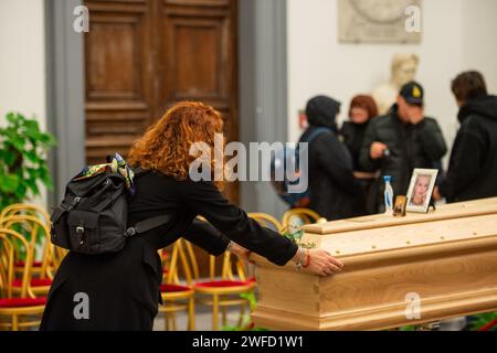 Italien. 30. Januar 2024. Foto Valentina Stefanelli/LaPresse - 30 01.01.2024 - Roma, Italia - Cronaca - Camera ardente di Sandra Milo in Campidoglio. Nella foto il feretro nella sala della Protomoteca in Campidoglio - Nadia Rinaldi alla camera ardente - Paola Saluzzi Foto Valentina Stefanelli/LaPresse - 30.01.2024 - Rom, Italien - Nachrichten - Sandra Milos Trauerkammer im Campidoglio. Auf dem Foto Paola Saluzzi Credit: LaPresse/Alamy Live News Stockfoto