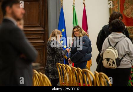 Italien. 30. Januar 2024. Foto Valentina Stefanelli/LaPresse - 30 01.01.2024 - Roma, Italia - Cronaca - Camera ardente di Sandra Milo in Campidoglio. Nella foto il feretro nella sala della Protomoteca in Campidoglio - Nadia Rinaldi alla camera ardenteFoto Valentina Stefanelli/LaPresse - 30.01.2024 - Rom, Italien - Nachrichten - Sandra Milos Trauerkammer im Campidoglio. Auf dem Foto Nadia Rinaldi Credit: LaPresse/Alamy Live News Stockfoto