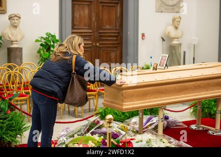 Italien. 30. Januar 2024. Foto Valentina Stefanelli/LaPresse - 30 01.01.2024 - Roma, Italia - Cronaca - Camera ardente di Sandra Milo in Campidoglio. Nella foto il feretro nella sala della Protomoteca in Campidoglio - Nadia Rinaldi alla camera ardenteFoto Valentina Stefanelli/LaPresse - 30.01.2024 - Rom, Italien - Nachrichten - Sandra Milos Trauerkammer im Campidoglio. Auf dem Foto Nadia Rinaldi Credit: LaPresse/Alamy Live News Stockfoto