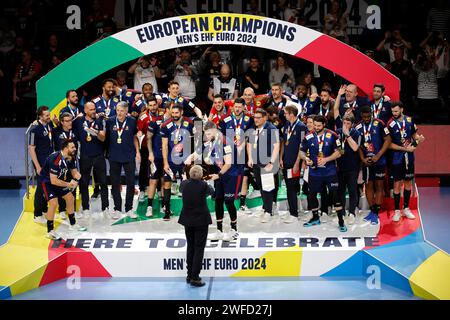 Handball, EHF-Europameisterschaft der Männer Finale Lanxess-Arena in Köln 28.01.2024 Frankreich (FRA) gegen Dänemark (DEN ) 33:31 N.V. EHF-Präsident Michael Wiederer -Mitte- übergibt dem Kapitän der französischen Handball Nationalmannschaft Luka KARABATIC (FRA) die Schale für den Sieg bei der Europameisterschaft Foto : Norbert Schmidt, Düsseldorf Stockfoto