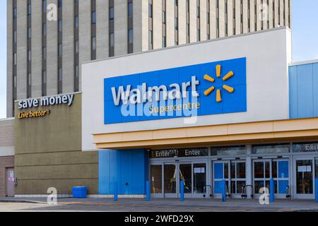 Ottawa, Kanada - 11. November 2023: Eingang zum Walmart Supercenter Einzelhandelsgeschäft Stockfoto