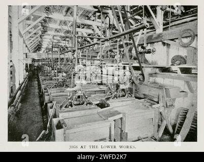 Jigs im unteren Werk aus dem Artikel CHARAKTERISTISCHE AMERIKANISCHE METAL-MIMEN. DIE ANACONDA-KUPFERMINE UND -WERKE von Titus Ulke. Vom Engineering Magazine, das dem industriellen Fortschritt gewidmet ist, Band XI. Oktober 1897 The Engineering Magazine Co The Anaconda Copper Mining Company, von 1899 bis 1915 als Amalgamated Copper Company bekannt, war ein US-amerikanisches Bergbauunternehmen mit Hauptsitz in Butte, Montana. Es war einer der größten Treuhandgesellschaften des frühen 20. Jahrhunderts und eines der größten Bergbauunternehmen der Welt für einen Großteil des 20. Jahrhunderts. Stockfoto