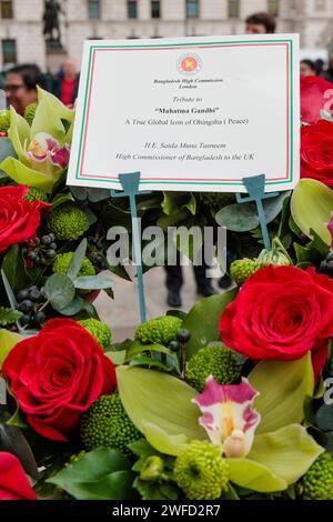 Westminster, London, Großbritannien. 30. Januar 2024. Mahatma Gandhi wurde am Jahrestag seines Todes vor seiner Statue auf dem Parliament Square in Westminster, London, geehrt. Foto: Amanda Rose/Alamy Live News Stockfoto