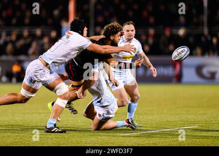 LONDON, VEREINIGTES KÖNIGREICH. Januar 2024. Andy Christie of Saracens (Mitte) wird während des Saracens vs Exeter Chiefs Gallagher Premiership Rugby R10 bekämpft Stockfoto