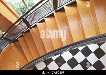 Geschwungene Holztreppe in einem modernen Haus Stockfoto