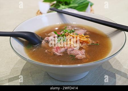 Nahaufnahme von köstlichem Rindfleisch Pho, einer beliebten vietnamesischen Nudelsuppe Stockfoto