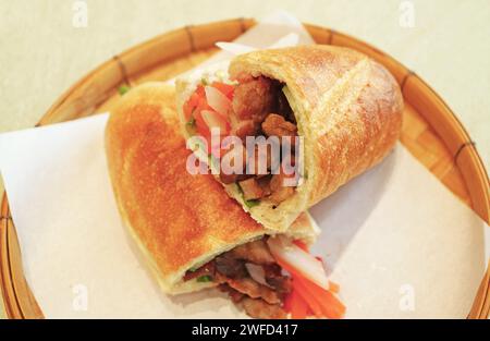 Banh Mi, aromatisches vietnamesisches Sandwich mit Fleisch und eingelegtem Gemüse Stockfoto