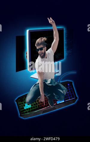 Vertikales kreatives Posterbild junger flippiger Mann mit Rock'n Roll Geste viel Spaß Ruhe Freude Gaming Neonlicht Tastatur pc Monitor Stockfoto