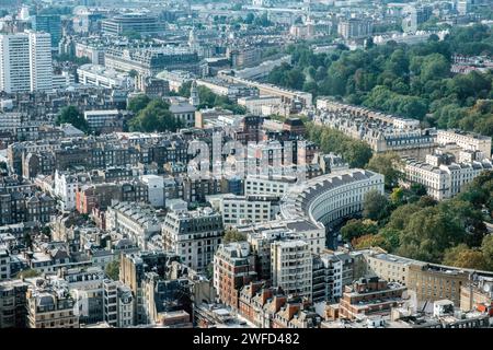 Blick aus der Vogelperspektive westlich des dicht besiedelten städtischen London einschließlich Park Square, Park Crescent und Regents Park, City of Westminster, London. Stockfoto